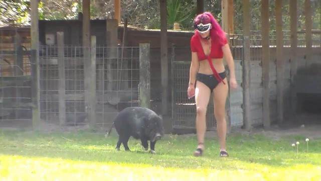 sexo bizarro fodas com animais cabeluda cavalo mete com força na buceta Raven having sex with Dog Mia, Triana, Zaina, Valeria, Shantal, Lady Zoe, Andy, Xiomara Zoofilia namorada loira a transar com cavalo