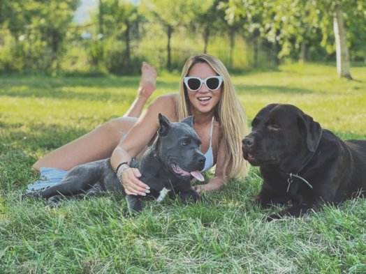 dogbond cabeluda DVDs Filme pornô de zoofilia com uma mulher indiana Mulher latina fazendo sexo com cavalo pornografia animal Filme pornô com um enorme pau de cavalo